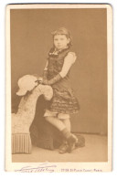 Photo Pierre Delice, Paris, Place Cadet 27-31, Portrait De Fille Im Kleid Avec Amrstülpen Et Federhut  - Anonymous Persons