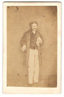 Fotografie Unbekannter Fotograf Und Ort, Portrait Herr Im Anzug Mit Monokel Und Taschentuch, 1863  - Personnes Anonymes