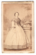 Photo Chesnel-Glenisson, Paris, Rue Rambuteau 82, Portrait De Junge Frau Im Weissen Reifrock Kleid Avec Halskette  - Anonymous Persons