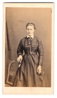 Fotografie A. Scheffermeyer, Malines, Rue Du Bruel 82, Portrait Junge Frau Im Seidenen Kleid Lehnt An Einem Stuhl  - Anonymous Persons