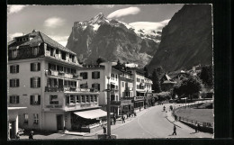 AK Grindelwald, Dorfstrasse Mit Hotel Kreuz Und Wetterhorn  - Grindelwald