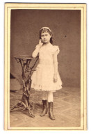 Fotografie Adolf Albert, Bodenbach /Böhmen, Hübsches Mädchen Im Langen Kleid  - Personnes Anonymes