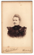 Fotografie D. Dittrich, Frankenberg I. S., Freibergerstr. 33, Junge Dame Im Hübschen Kleid  - Personas Anónimos