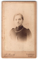 Fotografie P. Barth, Elberfeld, Herzogstr. 11, Junge Dame Mit Zurückgebundenem Haar  - Personnes Anonymes