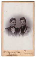 Fotografie W. Sander & Sohn, Geestemünde, Borriesstr. 10, Zwei Junge Damen In Kleidern  - Personas Anónimos
