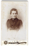 Fotografie August Binder, Ebingen, Bahnhofstr., Junge Dame Mit Zurückgebundenem Haar  - Personas Anónimos