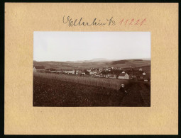 Fotografie Brück & Sohn Meissen, Ansicht Elterlein I. Erzg., Knabe Sitzt Im Feld Mit Blick Zum Ort  - Orte