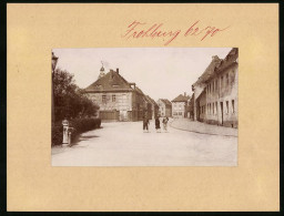 Fotografie Brück & Sohn Meissen, Ansicht Frohburg, Strassenansicht Mit Wohnhäusern & Wasserpumpe  - Lieux