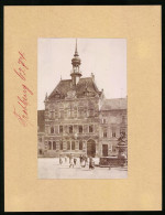 Fotografie Brück & Sohn Meissen, Ansicht Frohburg, Blick Auf Das Rathaus Mit Brunnen Und Spielenden Kindern  - Orte