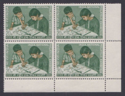 Inde India 1970 MNH National Philatelic Exhibition, Philately, Stamp Collection, Children, Stamps On Stamp, Block - Nuevos