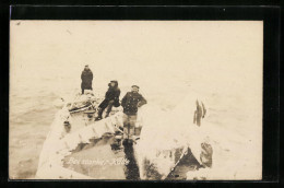 Foto-AK Bei Starker Kälte, Kriegsschiff Friert Zu, Matrosen Auf Deck  - Guerra