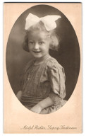 4 Fotografien Adolph Richter, Leipzig-Lindenau, Niedliches Blondes Mädchen Im Kleid Mit Haarschleife, Lächelt, 1916  - Personnes Anonymes