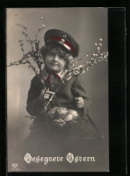 AK Gesegnete Ostern, Kind In Feldgrau Mit Osterkorb  - Guerra 1914-18