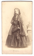 Fotografie Buchner, Stuttgart, ältere Lady Whateley Im Winterkleid Mit Handtasche Und Pelzschal  - Berühmtheiten