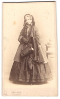 Fotografie Buchner, Stuttgart, Portrait Lady Whateley Aus Stuttgart Im Winterkleid Mit Handtasche  - Célébrités