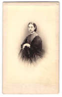 Fotografie Unbekannter Fotograf Und Ort, Junge Frau Anita Im Dunklen Kleid Mit Brosche, 1863  - Anonyme Personen
