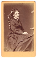 Fotografie J. Huck & Co., Bad Ems, Junge Frau Ketty Thiel Im Dunklen Kleid Mit Blume Im Haar, 1870  - Anonyme Personen
