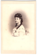 Fotografie Unbekannter Fotograf Und Ort, Portrait Frau Anna Zickwolff Im Weissen Kleid Mit Korkenzieherlocken, 1869  - Anonyme Personen