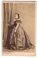 Fotografie W. Severin, Düsseldorf, Junge Dame Im Seidenen Schulterfreien Kleid Mit Locken, 1863  - Anonymous Persons