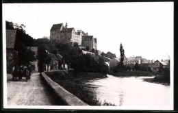 Fotografie Brück & Sohn Meissen, Ansicht Colditz I. Sa., Strassenpartie An Der Mulde Mit Blick Zum Schloss  - Lieux