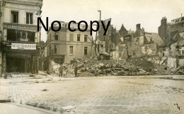 CARTE PHOTO ALLEMANDE  - COMMERCE ET SOLDATS DANS LES RUINES DE SAINT QUENTIN AISNE - GUERRE 1914 1918 - Guerre 1914-18