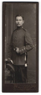 Fotografie P. Petzold, Brandenburg A. H., Kurstrasse 4, Soldat Mit Portepee Und Bajonett In Uniform  - Personnes Anonymes