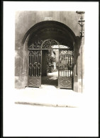 Fotografie Walter Wasssner, Lübeck, Ansicht Lübeck, Torbogen Zum Haafen-Hof Mit Eisentor  - Places