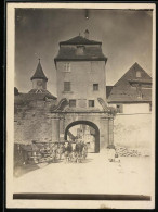 Fotografie Unbekannter Fotograf, Ansicht Bergheim, Ochsenkarren Am Stadttor Mit Stadtmauer  - Places