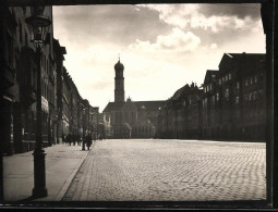 Fotografie Unbekannter Fotograf, Ansicht Augsburg, Strassenansicht Mit Ladengeschäften Und Kirche  - Plaatsen