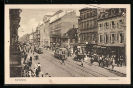 AK Karlsruhe, Kaiserstrasse Mit Passanten Und Strassenbahnen  - Tramways