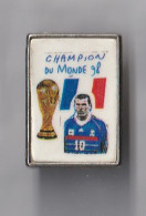 PIN'S THEMES SPORT FOOTBALL CHAMPION DU MONDE 98 ZIZOU ZIDANE - Fútbol