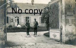 CARTE PHOTO ALLEMANDE - OFFICIERS AU QUARTIER GENERAL DU LIR 12 A VILLE PRES DE CHIRY - NOYON OISE - GUERRE 1914 1918 - Oorlog 1914-18