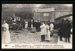 AK Paris - 17 Septembre 1911 - L`Accident Du Pont De L`Archevèchè Un Autobus Dans La Seine - Les Ambulances Attendant  - Autobús & Autocar