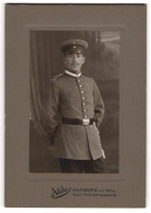 Fotografie Adele, Homburg V.d. Höhe, Kaiser Friedrich-Promenade 65, Soldat Mit Schirmmütze Und Bajonett In Uniform  - Anonyme Personen