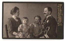 Fotografie Max Baum, Dresden, Königsbrückerstrasse 62, Unteroffizier In Uniform Mit Seinen Lieben  - Anonyme Personen