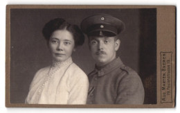 Fotografie Aug. Marten, Bremen, Faulenstrasse 19, Soldat In Feldgrau Mit Orden Neben Seiner Frau  - Anonieme Personen