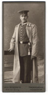 Fotografie Wilh. Husenberth, Frankfurt A. M., Kaiserstrasse 5a, Junger Soldat In Uniform Mit Bajonett Im Mantel  - Anonymous Persons
