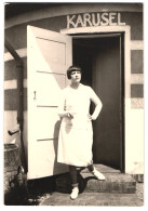 Fotografie Ebel-Löffler, Vitte / Hiddensee, Schauspielerin Asta Nielsen Vor Ihrem Haus Karusel In Vitte / Hiddensee  - Célébrités