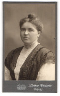 Fotografie Atelier Victoria, Leipzig, Portrait Frau Olga Brodmärkl, 1909  - Anonieme Personen