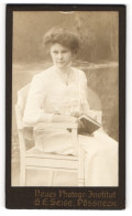 Fotografie G. E. Seige, Pössneck I. Th., Junge Frau Else Sagt Im Weissen Kleid Mit Buch  - Anonymous Persons