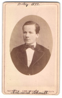 Fotografie C. Muschler, Nürnberg, Portrait Junger Mann Ferdinand Schmidt Im Anzug Mit Fliege, 1877  - Personnes Anonymes