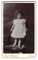 Fotografie Carl Bellach, Leipzig, Niedliches Mädchen Hedwig Wanner Im Kleidchen Mit Locken  - Personas Anónimos