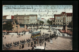 AK Berlin-Kreuzberg, Hallesches Tor Mit Soldatenparade, Hochbahn Und Strassenbahn  - Kreuzberg