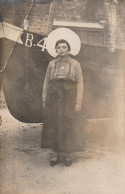 CARTE PHOTO BRETONNE  DEVANT UNE BARQUE DE PECHE  PLI VERTICAL COIN GAUCHE - A Identifier