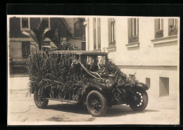 Foto-AK Fiat Mit Blumenschmuck Steht Vor Einem Haus  - Passenger Cars