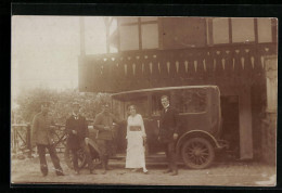 Foto-AK Auto Vor Einem Fachwerkhaus, Daneben Soldaten, Herren Und Dame  - Voitures De Tourisme