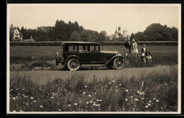 Foto-AK Adler Auto An Einer Landstrasse, Daneben Ausflügler  - Voitures De Tourisme