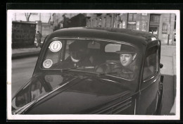 Foto-AK Auto Mit Fahrer Und Dame Auf Der Strasse  - Voitures De Tourisme