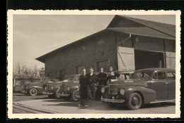 Foto-AK Autos Vor Einer Garage, Daneben Vier Herren 1950  - Voitures De Tourisme