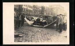 Foto-AK Auto Auf Der Strasse, Daneben Gruppe Von Männern  - Passenger Cars